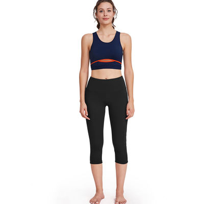 Eseguire l'yoga delle donne dei pantaloni di yoga del poliestere ha messo l'insieme delle ghette di forma fisica di allenamento