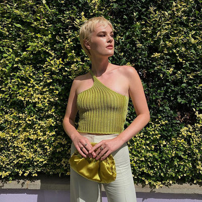 Donna posteriore della maglietta della blusa del cuore della breve di stile della lana spalla obliqua del tessuto