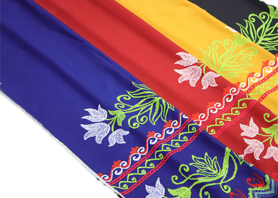 Fiore variopinto giallo rosso blu del tessuto stampato Digital del poliestere per l'indumento